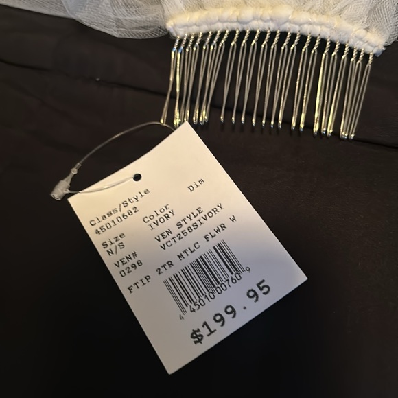 Make offer! NWT Fingertip 2 Tier Bride Veil Beaded edging flower scroll design - Picture 6 of 13